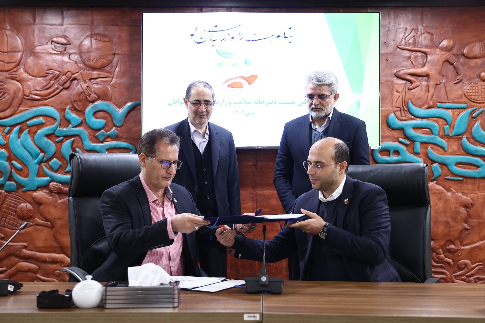 امضای تفاهمنامه همکاری فدراسیون ووشو با فدراسیون ورزشهای همگانی/ تایچی محور ۵۲۰۰ ایستگاه سلامت در ایران خواهد شد